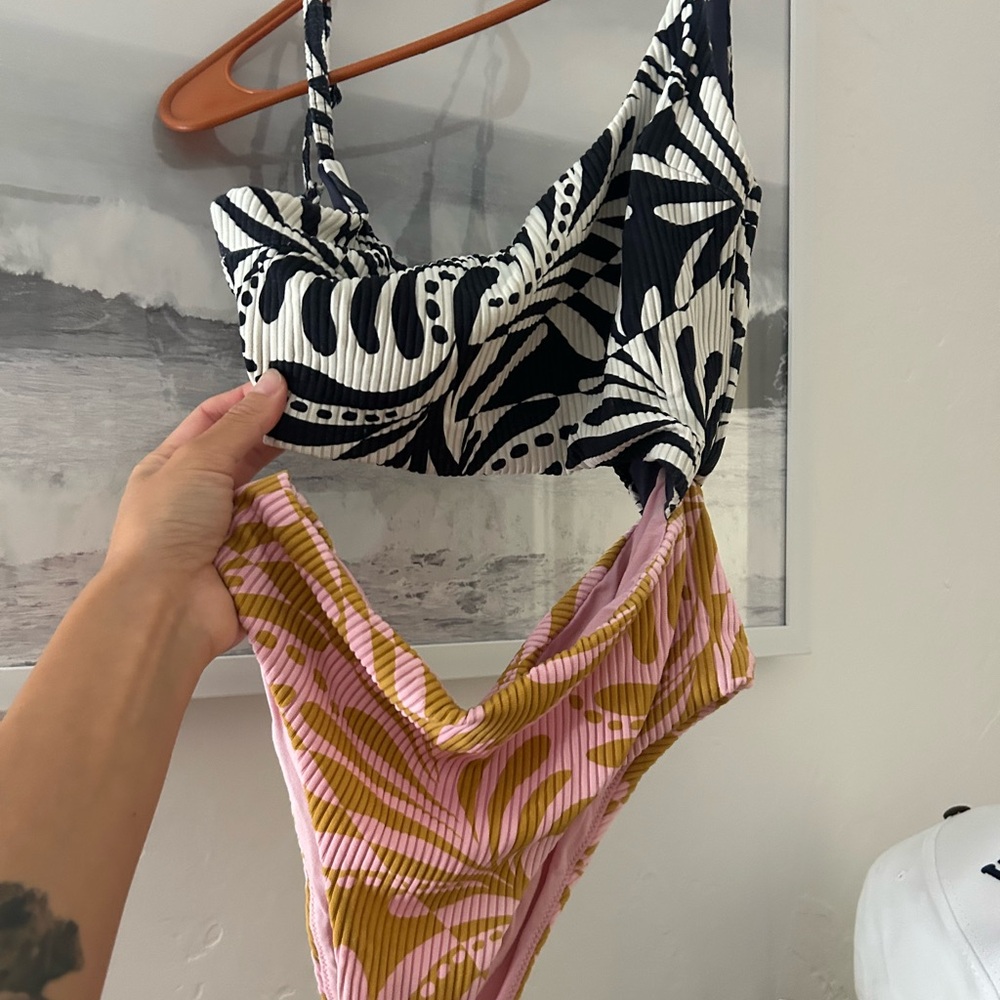 RIPCURL CUTOUT SEXY SWIMSUIT - Picture 5 of 5